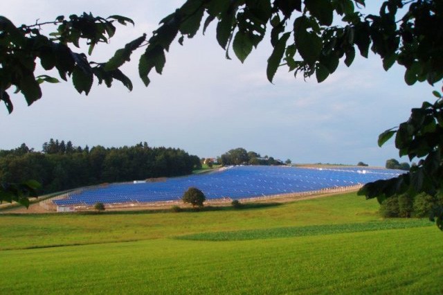 Der Solarpark Watzmannsberg: 16560 Module wurden mit Hilfe von bis zu 50 Arbeitern und Helfern in nu